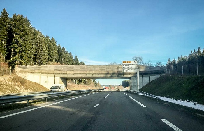 photo d'une autoroute coupant un massif forestier en deux